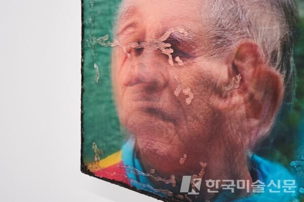 Katya Savel,&nbsp;Portrait of Grandpa in Antalya, on the boat (2025), Polystyrene, archival pigment, resin, plaster, acrylic, 53 &times; 53 &times; 4cm /&nbsp;인가희갤러리 제공, 최철림 사진