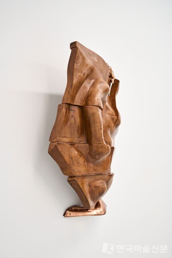 Katya Savel, Something that almost belongs to you (2025), 3D-printed teak wood and PLA composite, copper-plated brass, 54 &times; 36 &times; 25cm /인가희갤러리 제공, 최철림 사진