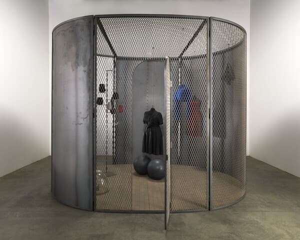 밀실(검은 날들)(Cell (Black Days)), 2006, 철, 천, 대리석, 유리, 고무, 실, 목재, 304.8 x 397.5 x 299.7 cm, 이스턴 재단 소장, 뉴욕 &copy; The Easton Foundation / Licensed by SACK, Korea [사진=크리스토퍼 버크 호암미술관 제공]