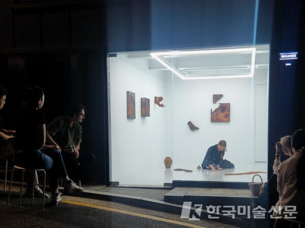 디지털 시대에 남기는 인간의 흔적 ㅣ 퍼포먼스 카트야 사벨 : 인가희갤러리