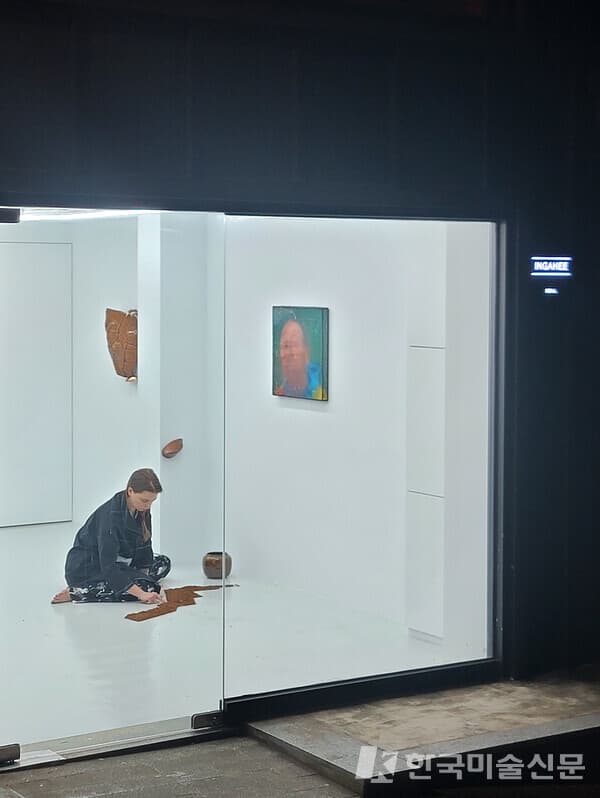 카트야 사벨 Katya Savel '느려진 신호, 몸이 쓰는 코드 A signal slows the body writes the code ' 퍼포먼스 전경 사진 by INGAHEE