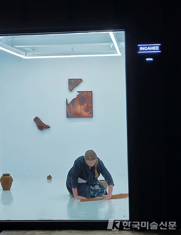 카트야 사벨 Katya Savel '느려진 신호, 몸이 쓰는 코드 A signal slows the body writes the code ' 퍼포먼스 전경 사진 by INGAHEE