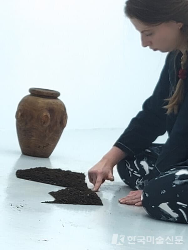 카트야 사벨 Katya Savel '느려진 신호, 몸이 쓰는 코드 A signal slows the body writes the code ' 퍼포먼스 전경 사진 by INGAHEE