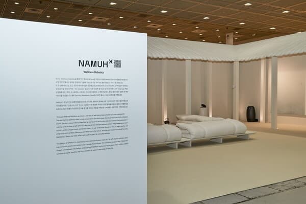 NAMUHX X 최영욱 작가 전시 부스 전경