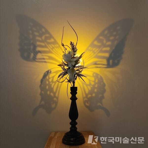 나비_그림자III_60x65x15cm_혼합재료,_LED,_그림자_2024