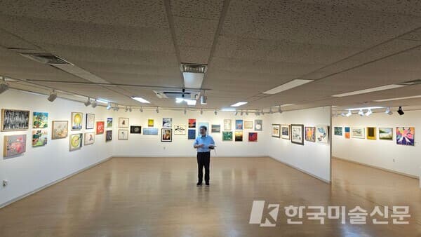 전시 개막식에 앞서 인사말을 하는 최도범 관장