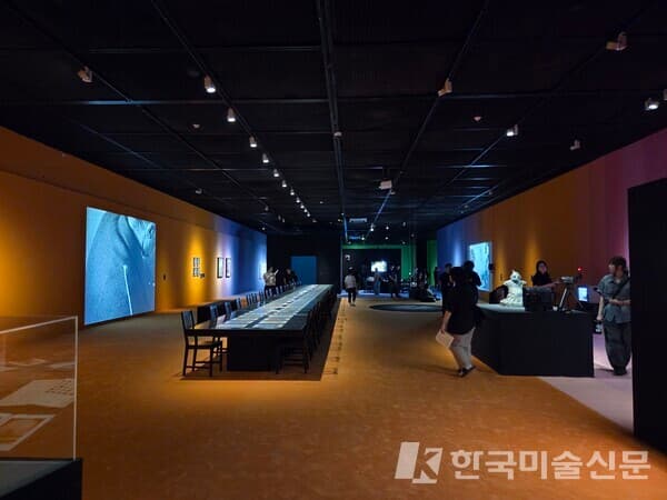 서울 미디어시티 비엔날레 1층 전시 전경