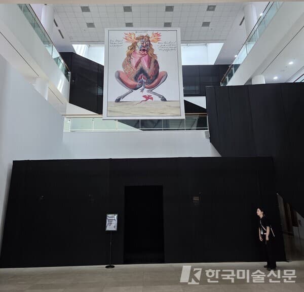 서울미디어시티비엔날레 강령: 영혼의 기술 1층 전시장 입구
