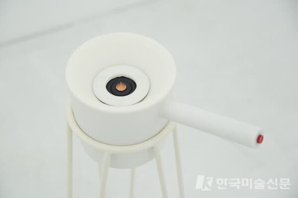 후니다 킴(Hoonida Kim), &lsquo;네오프로덕트: 무심한 귀를 위한 에피타이저 시리즈-사운드 샤워(NEO PRODUCT: Appetizers for Indifferent Ears-Sound Shower)&rsquo;, 2021, 사운드 기반 오브제(Sound-based object)
