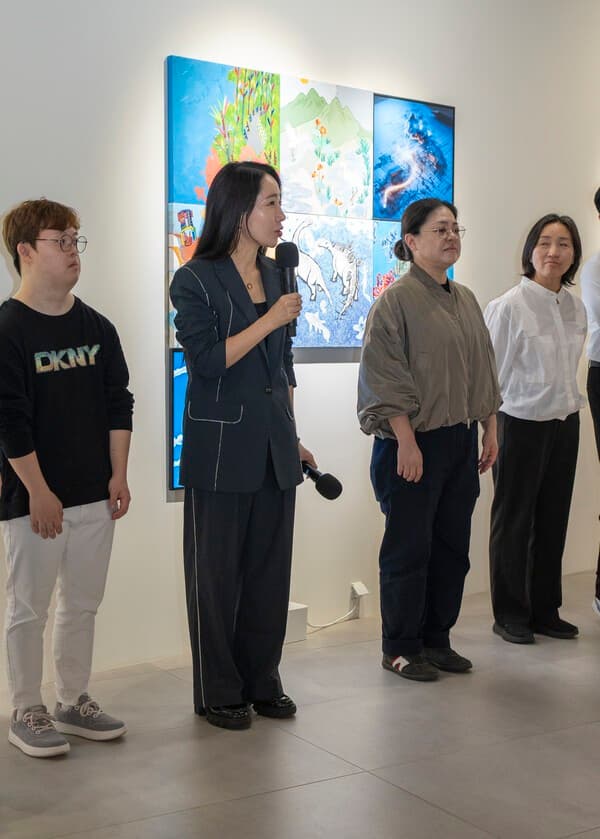 전시 내용에 대해서 설명하는 케이리즈갤러리 김현정 대표(왼쪽 두번째) (사진제공:케이리즈갤러리)