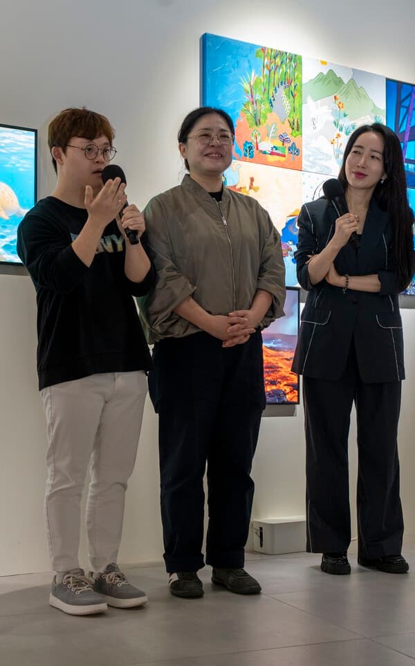전시 참여 소감을 밝히는 천민준 작가와 어머니 정희경씨 (사진제공 : 케이리즈갤러리)