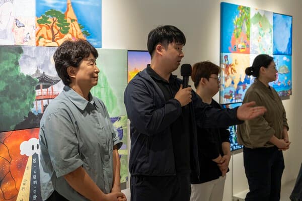 전시 참여 소감을 밝히는 손제형 작가와 어머니 조희례씨 (왼쪽) (사진제공 : 케이리즈갤러리)