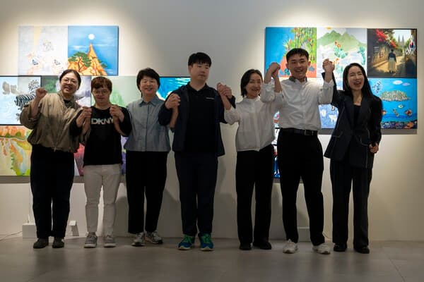성공적인 전시와 앞으로의 여정을 다짐하는 세명의 작가와 어머니들 그리고 김현정 대표 (사진제공 : 케이리즈갤러리)