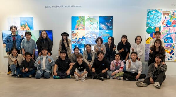 전시 오프닝에 참석한 작가들과 가족들 그리고 관계 인사들 (사진제공 : 케이리즈갤러리)