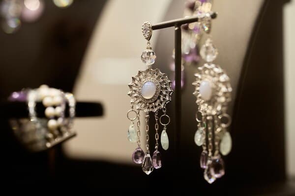 10월 하나은행 클럽원 갤러리 전시 주얼리 작품명 "Happy Gift" Earrings[사진=보뚜아시크]