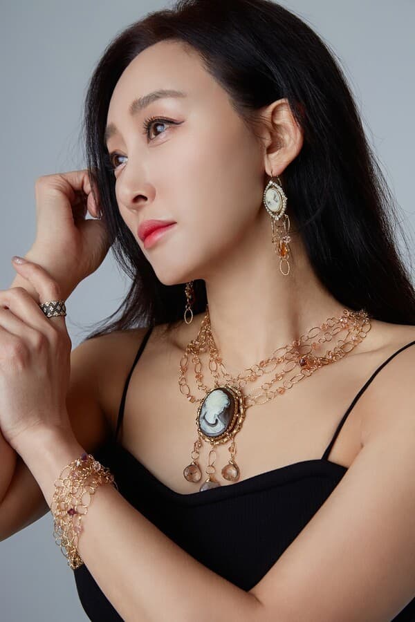 보뚜아시크 하이주얼리 라인, 모델 안나 리(Anna Lee)[사진=보뚜아시크]