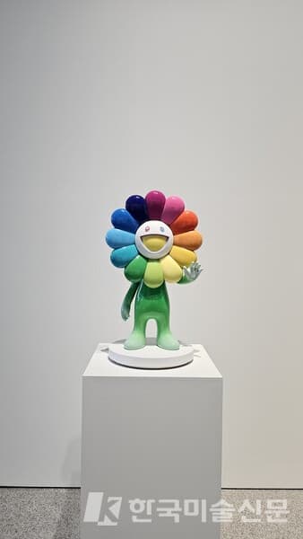 Hello Flowerian, 2024 /FRP, urethane paint, stainless steel, corian base /72.5 &times; 44.6 &times; 22.6 cm /Ed. AP 2/2 + Ed. 3