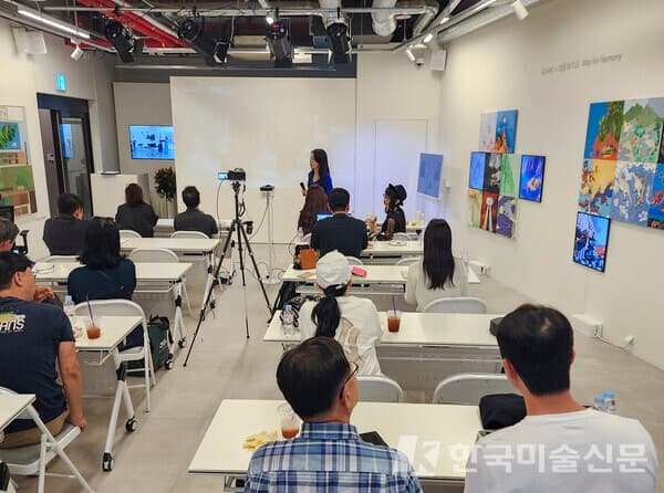 특별강연에 앞서 AI ART Academy에 대한 소개를 진행중인 김현정 대표이사(사진제공 : 케이리즈유니버스)