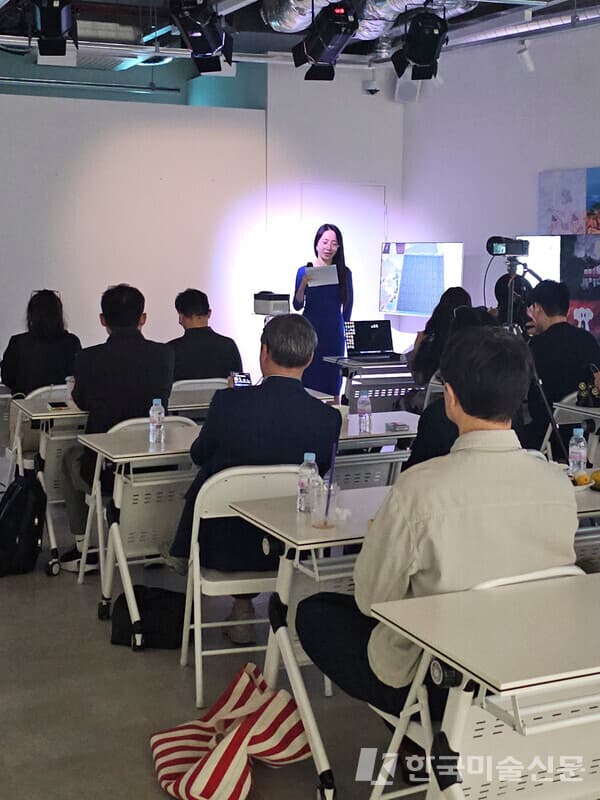 특별강연에 앞서 AI ART Academy에 대한 소개를 진행중인 김현정 대표이사(사진제공 : 케이리즈유니버스)