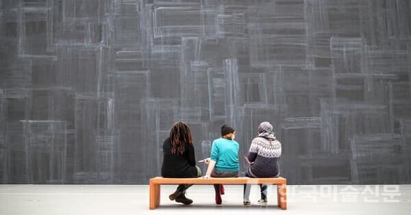 세계 미술시장, 고가 둔화 속 저가 분산형 회복세…정책과 페어 전략이 새 질서 만든다