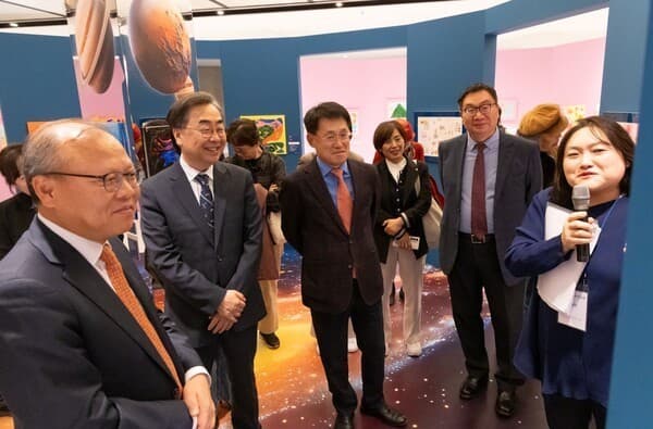 11월 4일 전시회 설명을 듣고 있는 (왼쪽부터) 삼성생명공익재단 대표이사 한승환 사장, 서울특별시어린이병원 남민 원장, 삼성재단 총괄 류문형 부사장, 삼성복지재단 최인 상무. [사진=삼성복지재단 제공]
