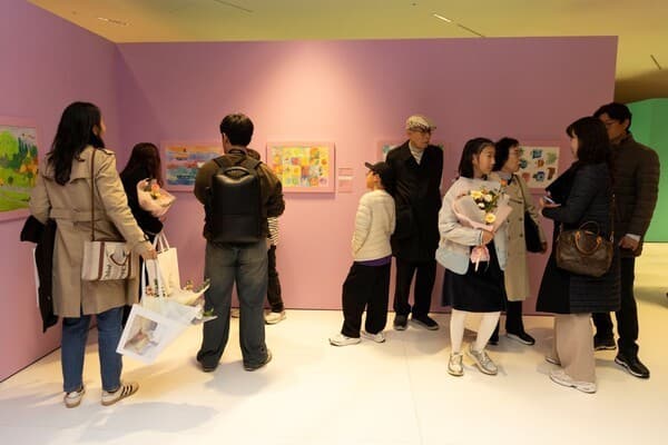 작품을 관람하는 참여작가와 가족들 [사진=삼성복지재단 제공]