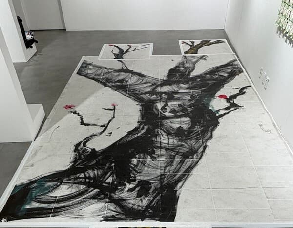 ▲전시장 바닦에 설치된 대형 펼침 그림 9월 영호남 민족예술제에서 시각예술위원회 회원들의 단체 오프닝 퍼포먼스로 제작한 대형 그림이다.