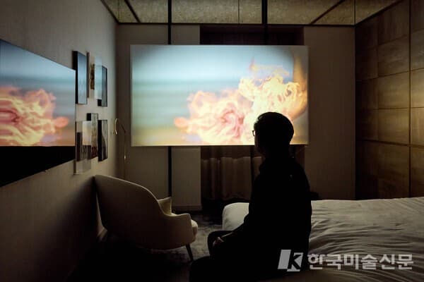 이웅철, The First Object, 2024, Single-channel video, 5'24'', Edition of 5 + 1 A.P. 루프 바르셀로나 부스 전경 사진 사진. Loop Barcelona, 2025, All rights reserved. Photos by Nereis Ferrer