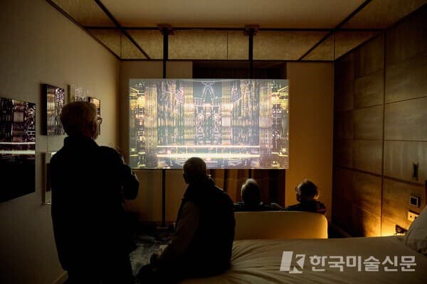 이웅철, The First Object, 2024, Single-channel video, 5'24'', Edition of 5 + 1 A.P. 루프 바르셀로나 부스 전경 사진 사진. Loop Barcelona, 2025, All rights reserved. Photos by Nereis Ferrer
