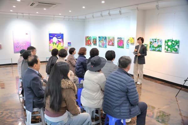 13일 김성아 작가가 장산화실 회원전을 개최하게된 동기를 설명하고 있다. [사진=차윤기 기자]