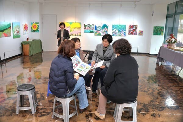 13일 나은 작가와 직장 동료들이 함께 소통하고 있다. [사진=차윤기 기자]