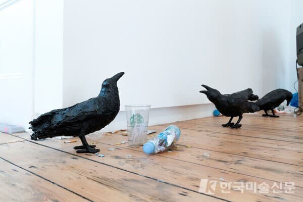 여운혜, 〈대체자〉, 2021, 왁스, 수집한 쓰레기 및 혼합재료, 가변 크기. 사진: Luc Schol.