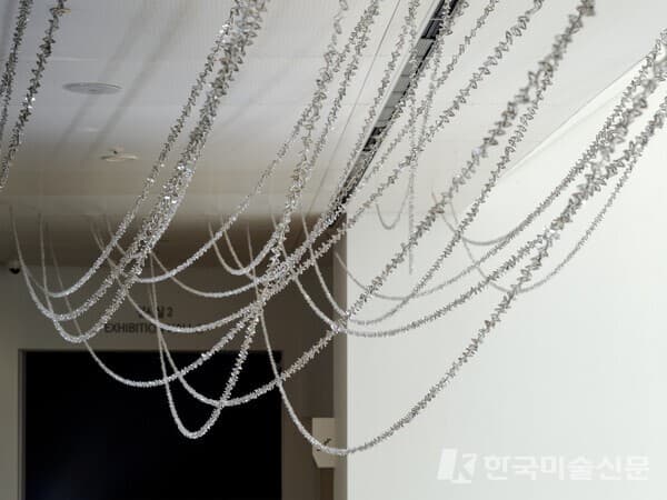 여운혜, 〈별똥별이〉, 2024-, 알루미늄 캔 고리, 가변 크기. 서울시립미술관 제공. 사진: 이손.
