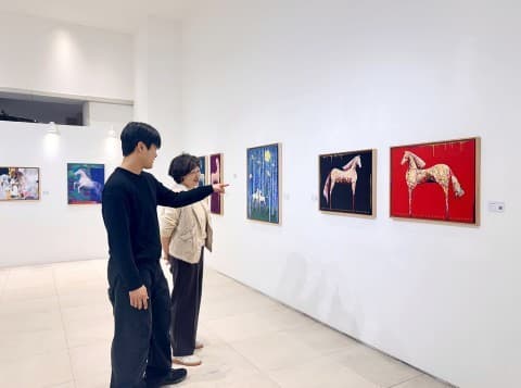 갤러리티 &lsquo;Horses, A New Beginning&rsquo; 전시 관람 모습 [사진=갤러리티 제공]