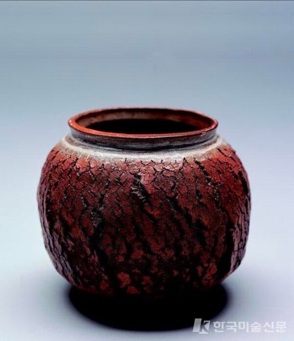 〈결터진 항아리〉, 2007, 점토질, 28&times;29cm&nbsp; &nbsp; 반복된 소성과 시간의 압력이 표면의 균열로 드러난 작품.