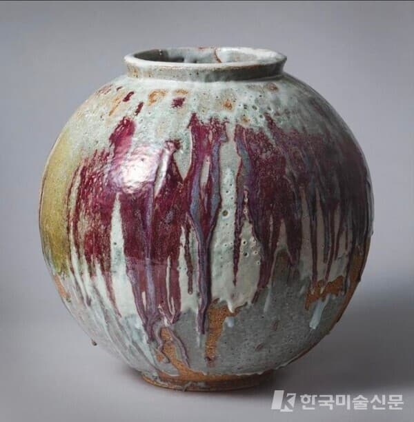 〈겨울열매〉, 2001, 점토질, 50&times;49cm&nbsp; 유약의 흐름과 색의 중첩을 통해 불과 시간의 흔적을 담아낸 항아리.