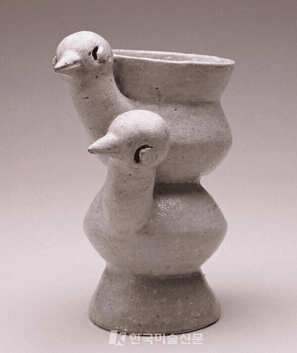 〈비둘기 한 쌍〉, 2005, 점토질, 32&times;16&times;24cm&nbsp; 조형적 유머와 상징성을 결합한 인물&middot;동물 형상의 도자 작업.
