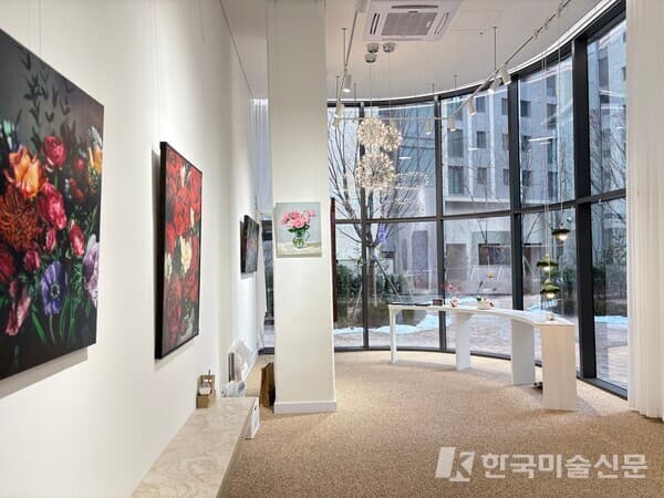 HERAS ART GALLERY 3인전 《Flower》, 감정과 존재를 가시화하는 동시대 회화의 실험