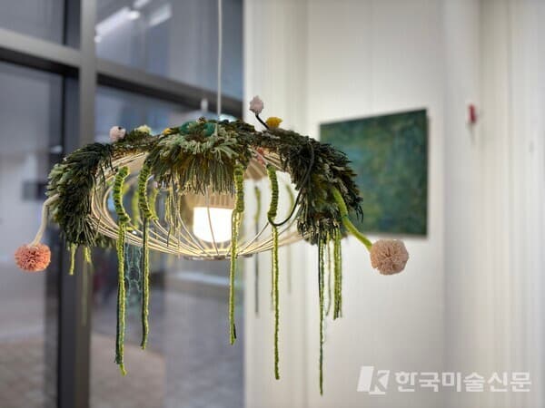 전시전경, 성재정 작가 '사랑스러운 꽃(2023)' (제공.HERAS ART GALLERY)