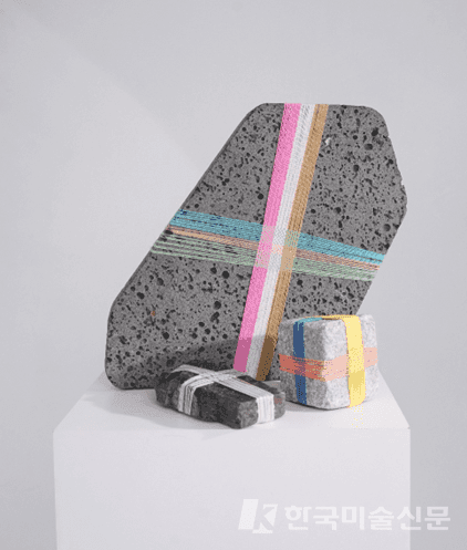 성재정, 2023, '사랑스러운 꽃', Mixed yarn, 55x22cm&nbsp;(제공.HERAS ART GALLERY)