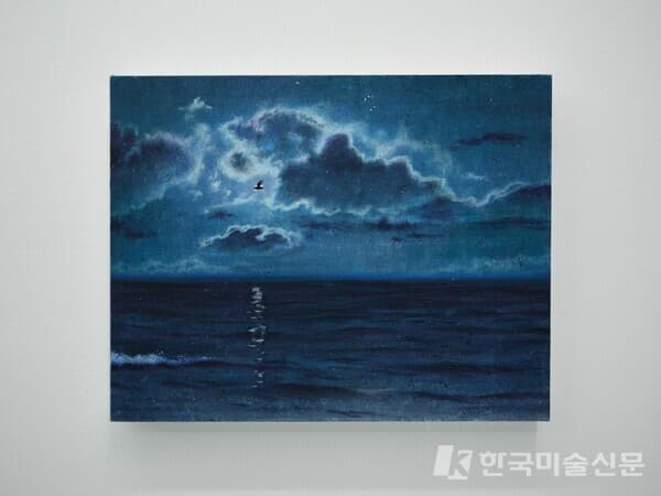 &nbsp;&nbsp;현오, 〈야간 비행〉, 2025, Acrylic on Korean paper mounted on wood panel, 27.4 &times; 34.8cm. 인가희갤러리 제공. 사진: 최철림.