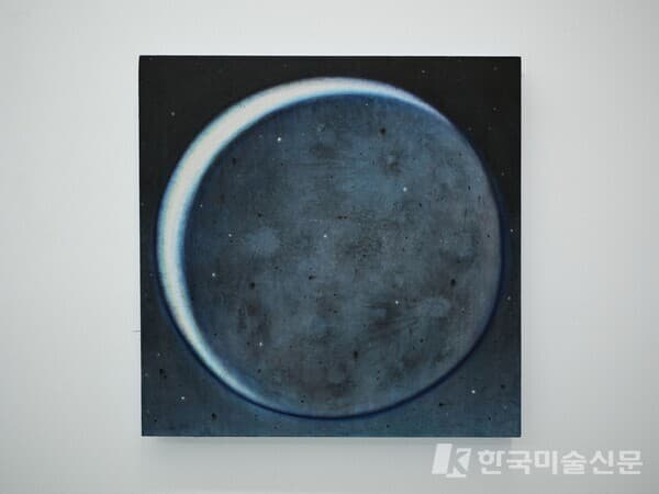 &nbsp;&nbsp;현오, 〈그믐달〉, 2025, Acrylic on Korean paper mounted on wood panel, 40 &times; 40cm. 인가희갤러리 제공. 사진: 최철림.