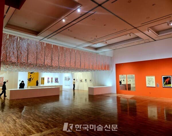 공간과 경험으로 확장된 설치 작품 &lsquo;실버 클라우드&rsquo; 전시 전경 &copy;엄미영