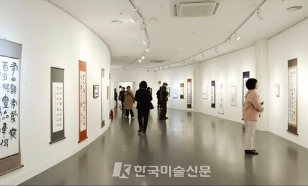 전시 기간 내내 266인의 작품을 감상하려는 관람객들로 전시장 내부가 활기를 띠고 있다. ⓒ엄미영 기자