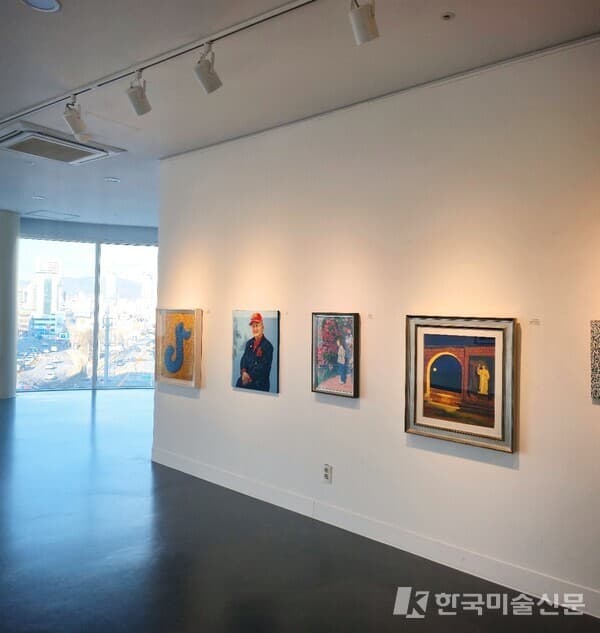 다양한 장르의 작품이 전시된 공간 구성 ⓒ엄미영 기자