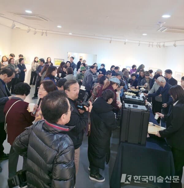 작품을 중심으로 교류가 이루어지는 오프닝 현장 ⓒ엄미영 기자