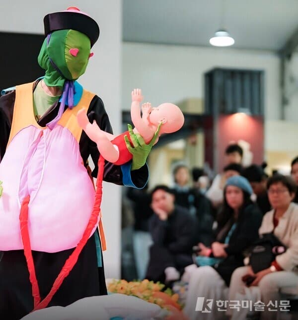 정형화된 틀을 깨는 파격적인 현대 미술 작품이 관람객들의 시선을 사로잡고 있다. 2026년의 영 컬렉터들에게 예술은 단순한 감상을 넘어, 자신의 개성과 정체성을 투영하는 가장 강력한 언어이자 영리한 자산 포트폴리오의 현장을 누리는 관람객들&nbsp;&nbsp;ⓒ 엄미영
