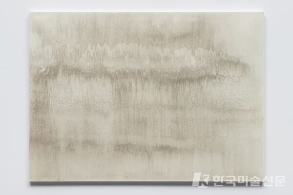하진, 부유하는 모래 Floating Sand 26-2, collected dust and sand on paper, 799x1091mm, 2026 (제공. 신불당아트센터)