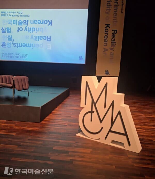 완벽하지 않은 컷.현장을 온전히 담아내지 못한 프레임이지만 그래서 더 오래 남는다.&nbsp; &nbsp; ​​​​​​​ ​​​​기록은 정확하지 않아도 된다.&nbsp; 다시 떠오르게 하면 충분하다.&nbsp; &nbsp; &nbsp; &nbsp; &nbsp; ​​​​​​​&nbsp; &nbsp; &nbsp;#기록의방식 #미술현장 #MMCA #그리니&nbsp; &nbsp; &nbsp; &nbsp; &nbsp; &nbsp; &nbsp; &nbsp; &nbsp; &nbsp; &nbsp; &nbsp; &nbsp; &nbsp; &nbsp; &nbsp;
