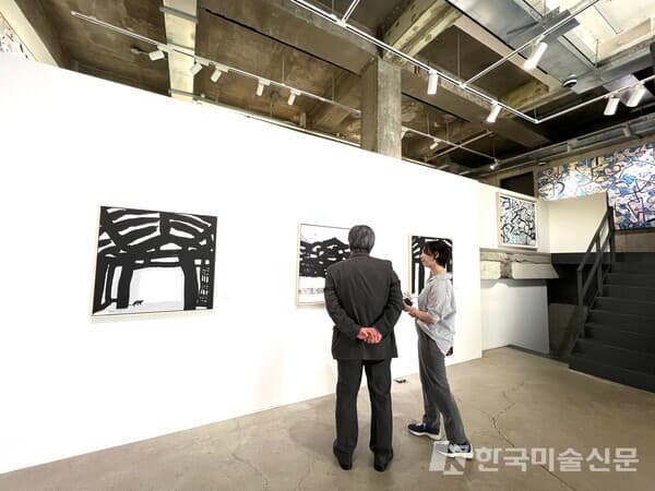 작품 설명 중인 주훈 작가 (사진.강혜영)
